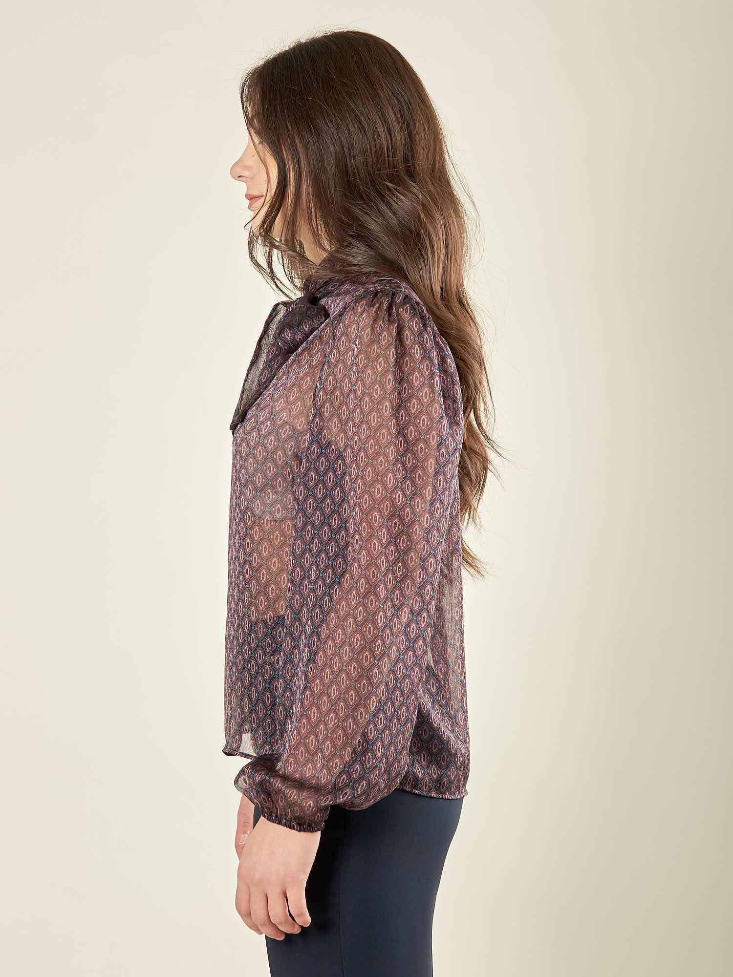 Casacca donna in voile microfantasia con collo a sciarpett. Leggerezza ed eleganza sofisticata. PG158M BORDEAUX EXTASY