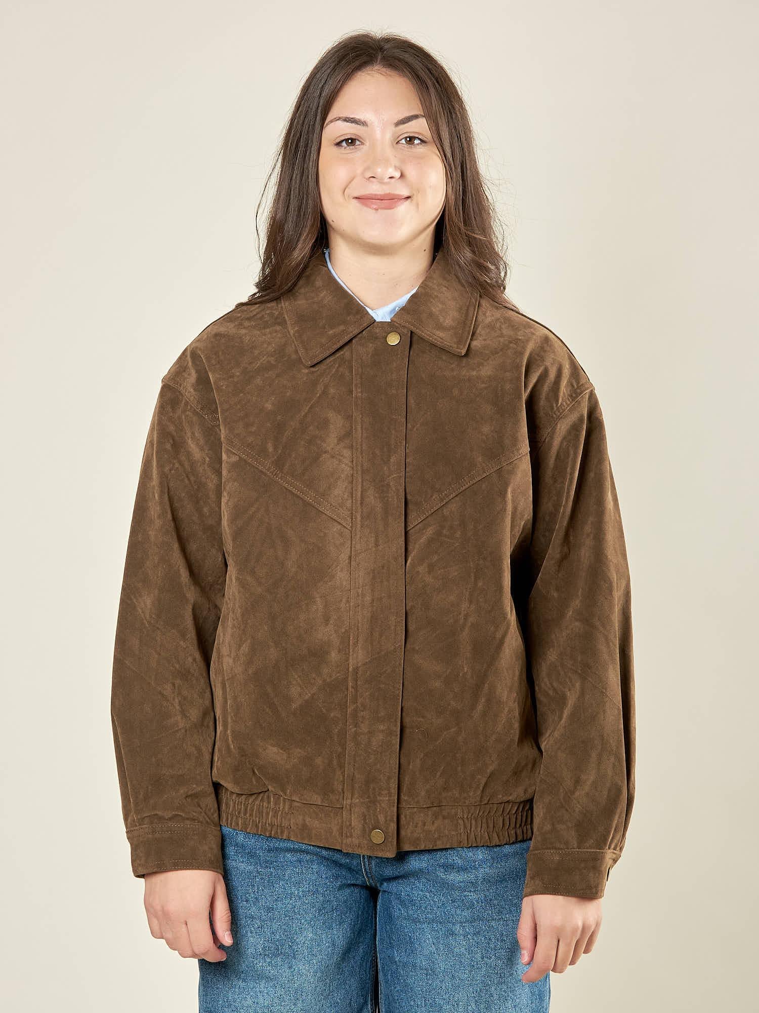 Bomber donna effetto scamosciato. Zip frontale, tasche a filetto e collo a camicia. HM2513 CAFFE FORGET-ME-NOT