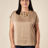 Blusa Donna Curvy Girocollo Ampio   Raso Goffrato Davanti e Spacchetto Laterale. F453YBFKAVI TORTORA Lizalù