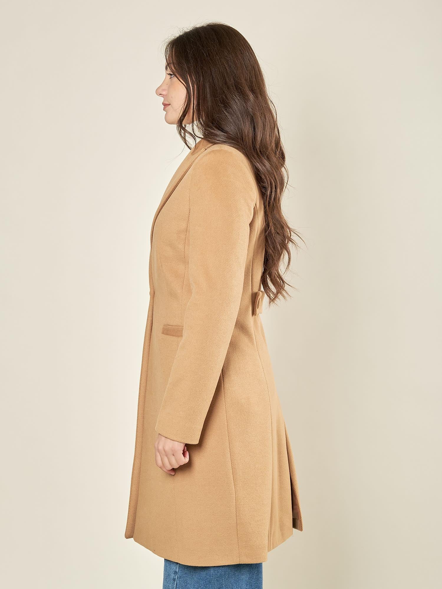 Cappotto donna monopetto ad un bottone. Tasche a filetto, petto a lancia e martingala sul retro. CP003470 CAMMELLO ARTIGLI