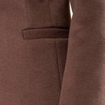 Cappotto donna monopetto ad un bottone. Tasche a filetto, petto a lancia e martingala sul retro. CP003470 CIOCCOLATO ARTIGLI