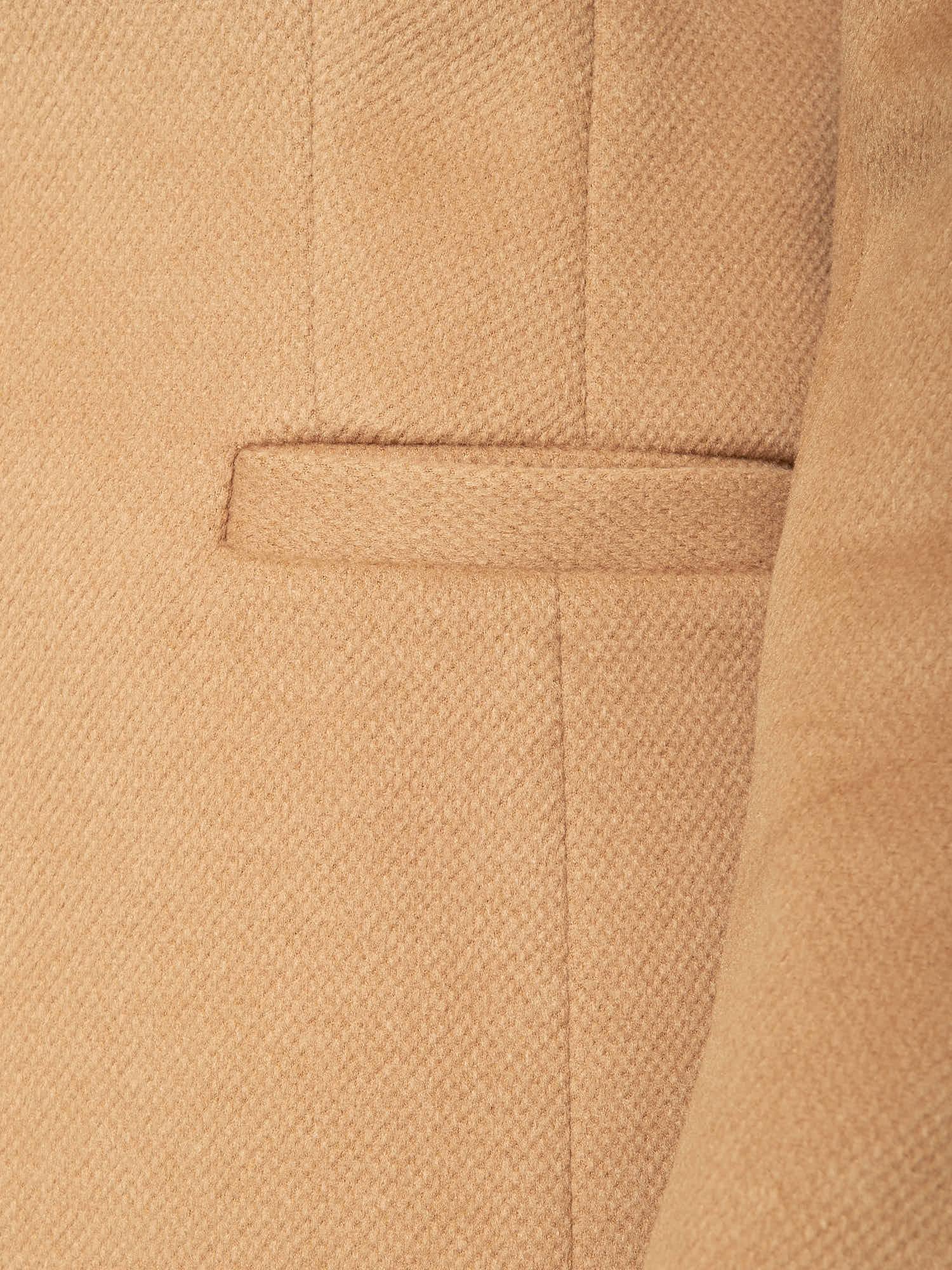 Cappotto donna monopetto ad un bottone. Tasche a filetto, petto a lancia e martingala sul retro. CP003470 CAMMELLO ARTIGLI