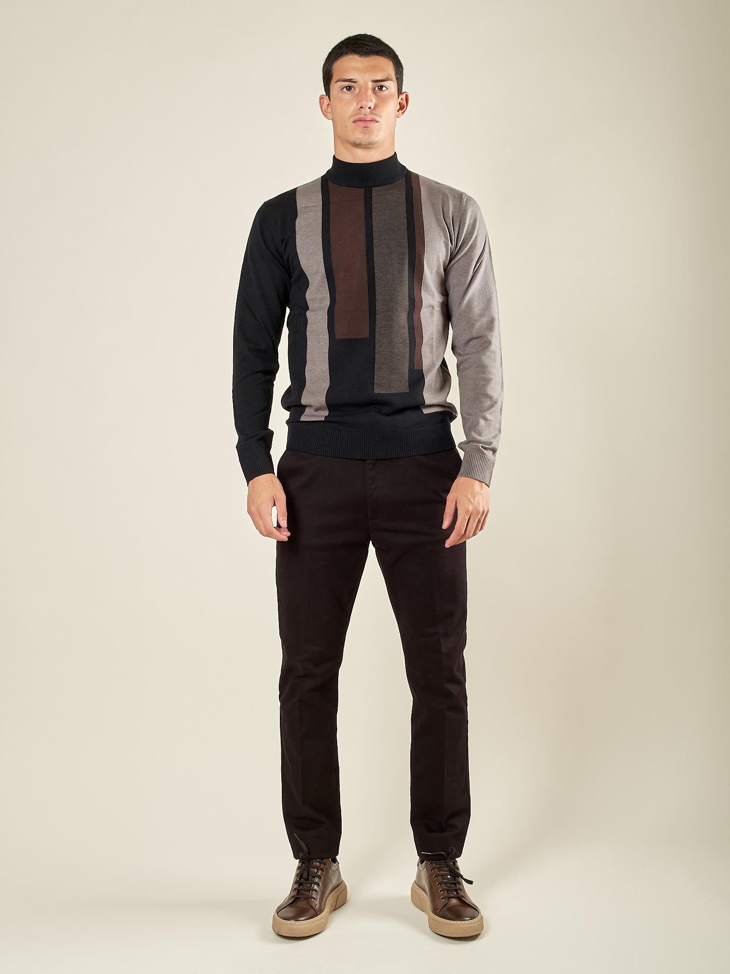 Maglia invernale da uomo in misto viscosa con collo lupetto e righe verticali. Calda, elegante e confortevole, perfetta per look casual o raffinati. MI3174H NERO HAMAKI-HO