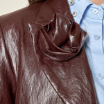 Giacca donna monopetto in ecopelle. Petto a lancia con fiore tono su tono e tasca a pattina. GI003613 BORDEAUX ARTIGLI