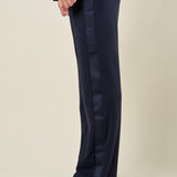 Pantalone palazzo donna in scuba crepe con bande laterali in raso. Eleganza fluida e comfort contemporaneo. PA003479 BLU ARTIGLI