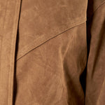 Bomber donna effetto scamosciato. Zip frontale, tasche a filetto e collo a camicia. HM2513 CAMEL FORGET-ME-NOT