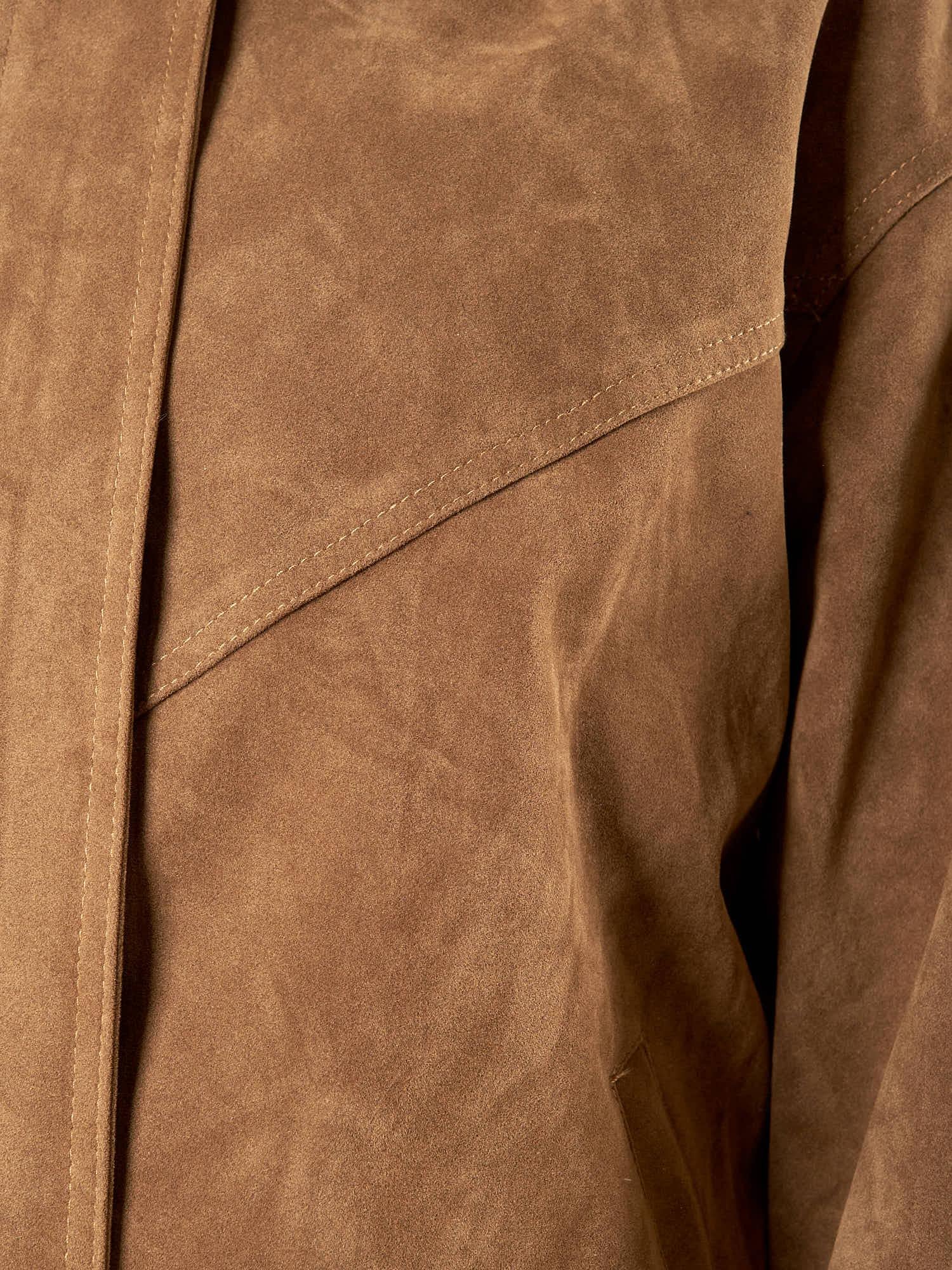 Bomber donna effetto scamosciato. Zip frontale, tasche a filetto e collo a camicia. HM2513 CAMEL FORGET-ME-NOT