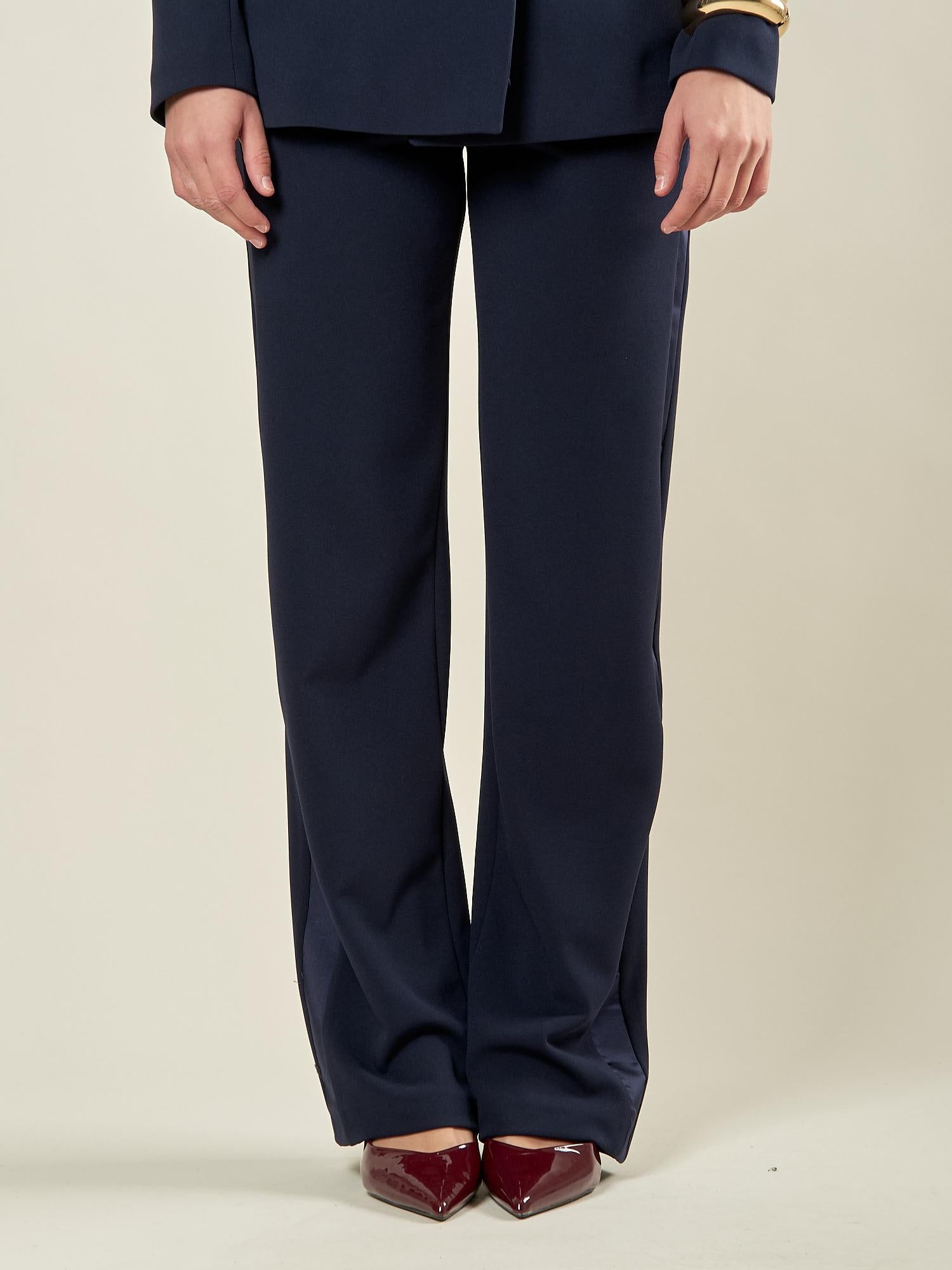 Pantalone palazzo donna in scuba crepe con bande laterali in raso. Eleganza fluida e comfort contemporaneo. PA003479 BLU ARTIGLI