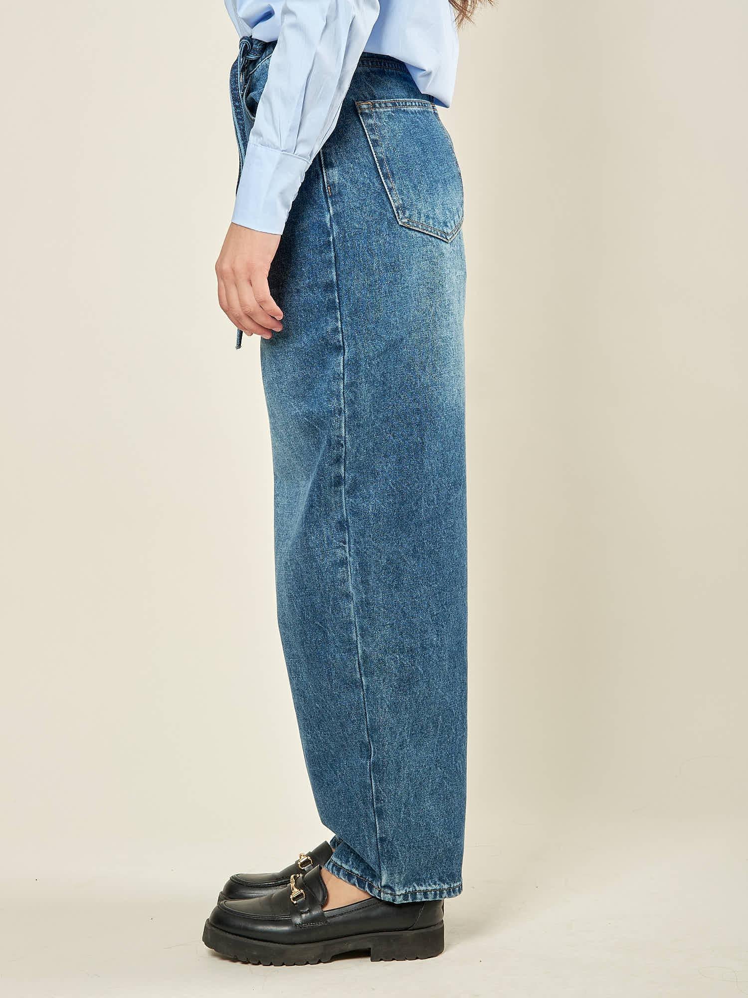 Jeans donna modello balloon. Vestibilità mom fit con laccetto tono su tono. F32129 JEANS BASEVENTI