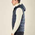 Gilet da uomo trapuntato con cappuccio e tasche con zip. Comfort, stile e protezione in ogni stagione. DM9610 BLU DATCH