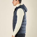 Gilet da uomo trapuntato con cappuccio e tasche con zip. Comfort, stile e protezione in ogni stagione. DM9610 BLU DATCH