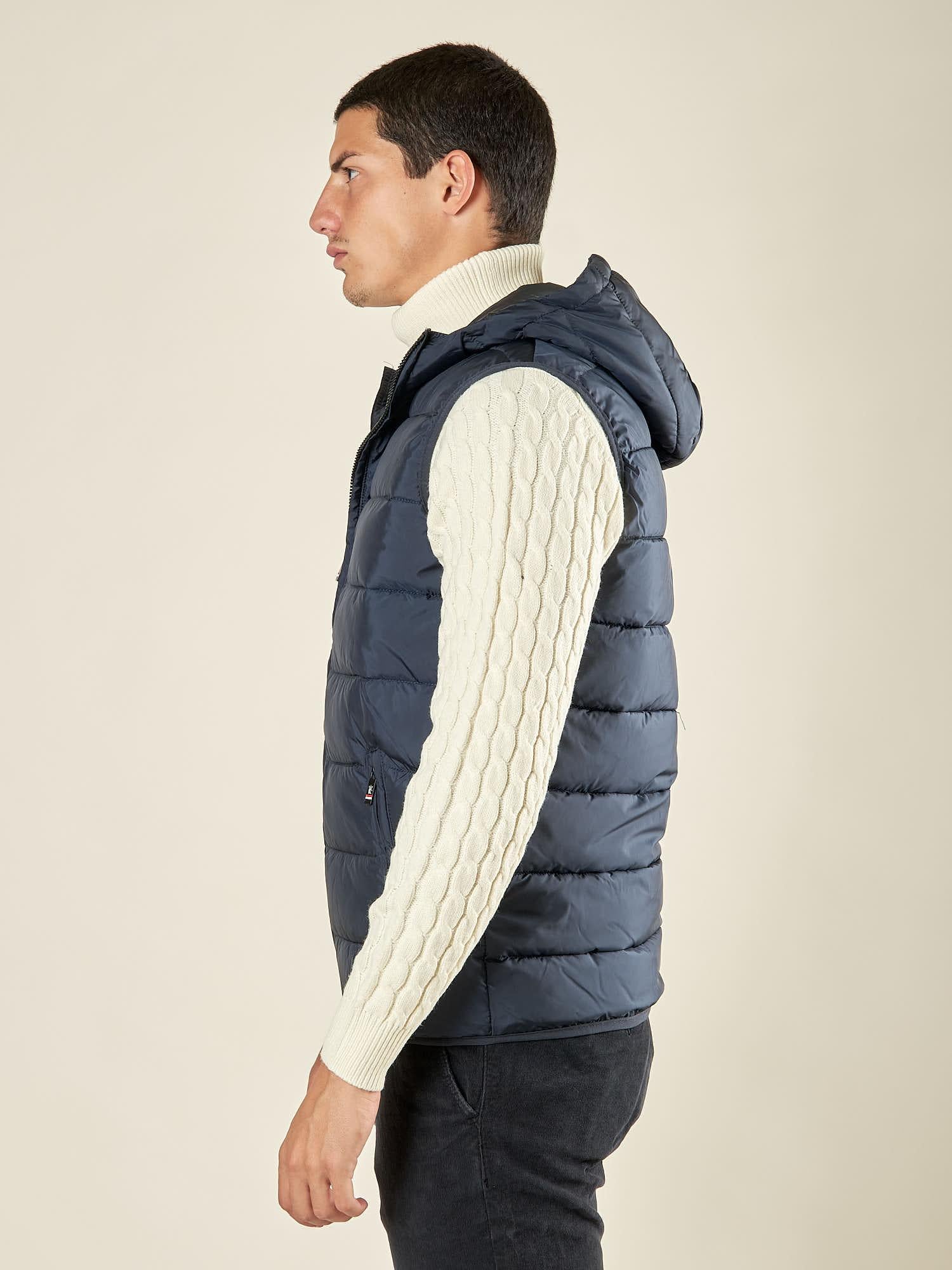 Gilet da uomo trapuntato con cappuccio e tasche con zip. Comfort, stile e protezione in ogni stagione. DM9610 BLU DATCH
