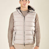 Gilet da uomo trapuntato con cappuccio e tasche con zip. Comfort, stile e protezione in ogni stagione. DM9610 MOON GREY DATCH