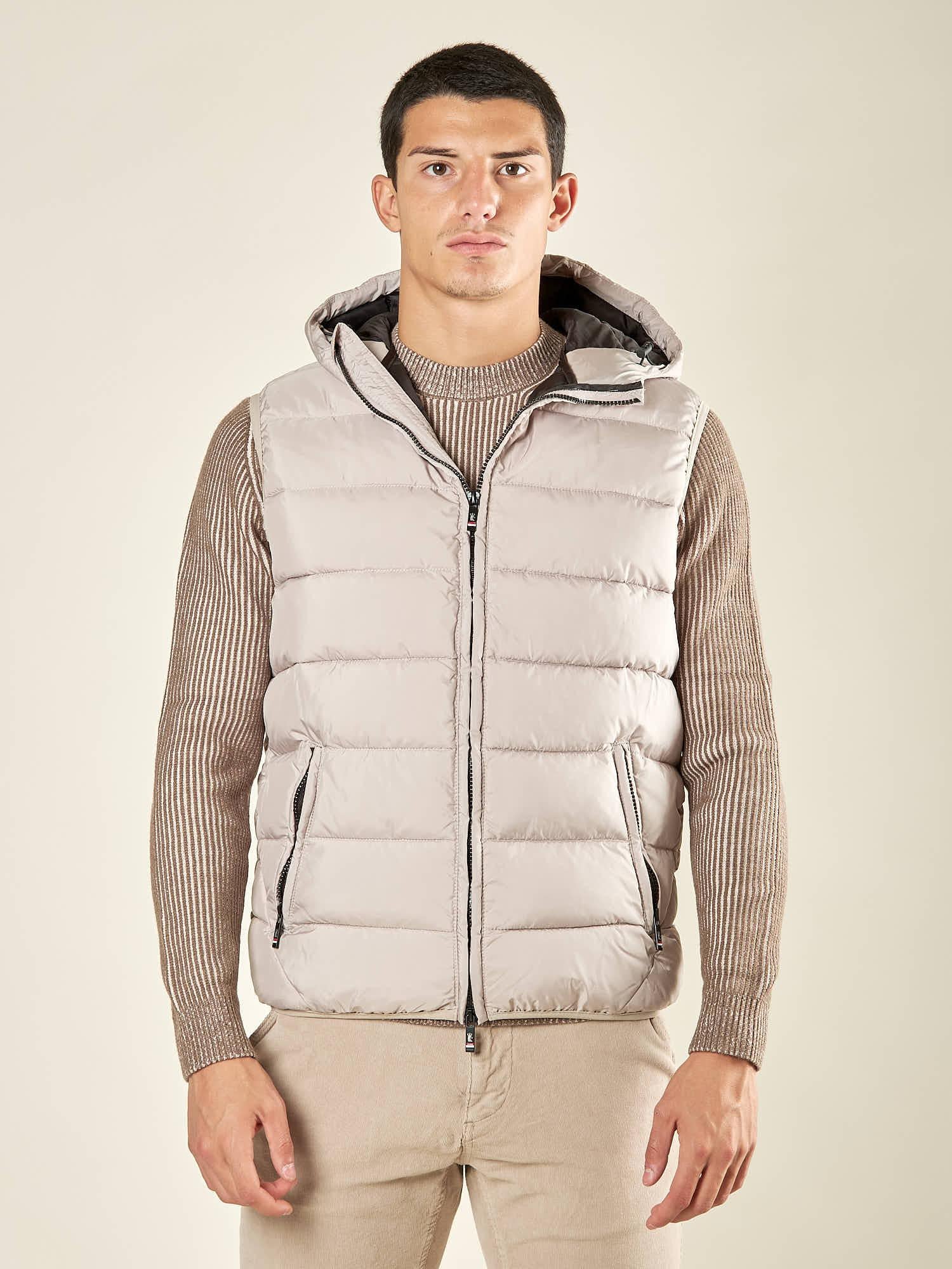 Gilet da uomo trapuntato con cappuccio e tasche con zip. Comfort, stile e protezione in ogni stagione. DM9610 MOON GREY DATCH