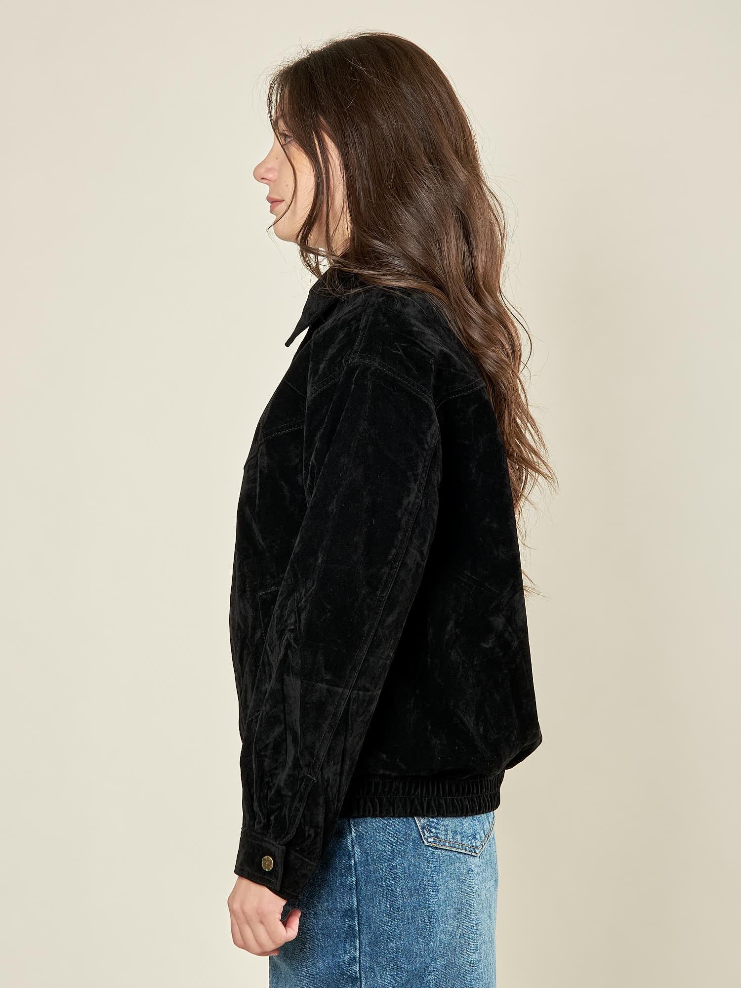 Bomber donna effetto scamosciato. Zip frontale, tasche a filetto e collo a camicia. HM2513 NERO FORGET-ME-NOT