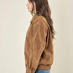 Bomber donna effetto scamosciato. Zip frontale, tasche a filetto e collo a camicia. HM2513 CAMEL FORGET-ME-NOT