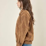 Bomber donna effetto scamosciato. Zip frontale, tasche a filetto e collo a camicia. HM2513 CAMEL FORGET-ME-NOT