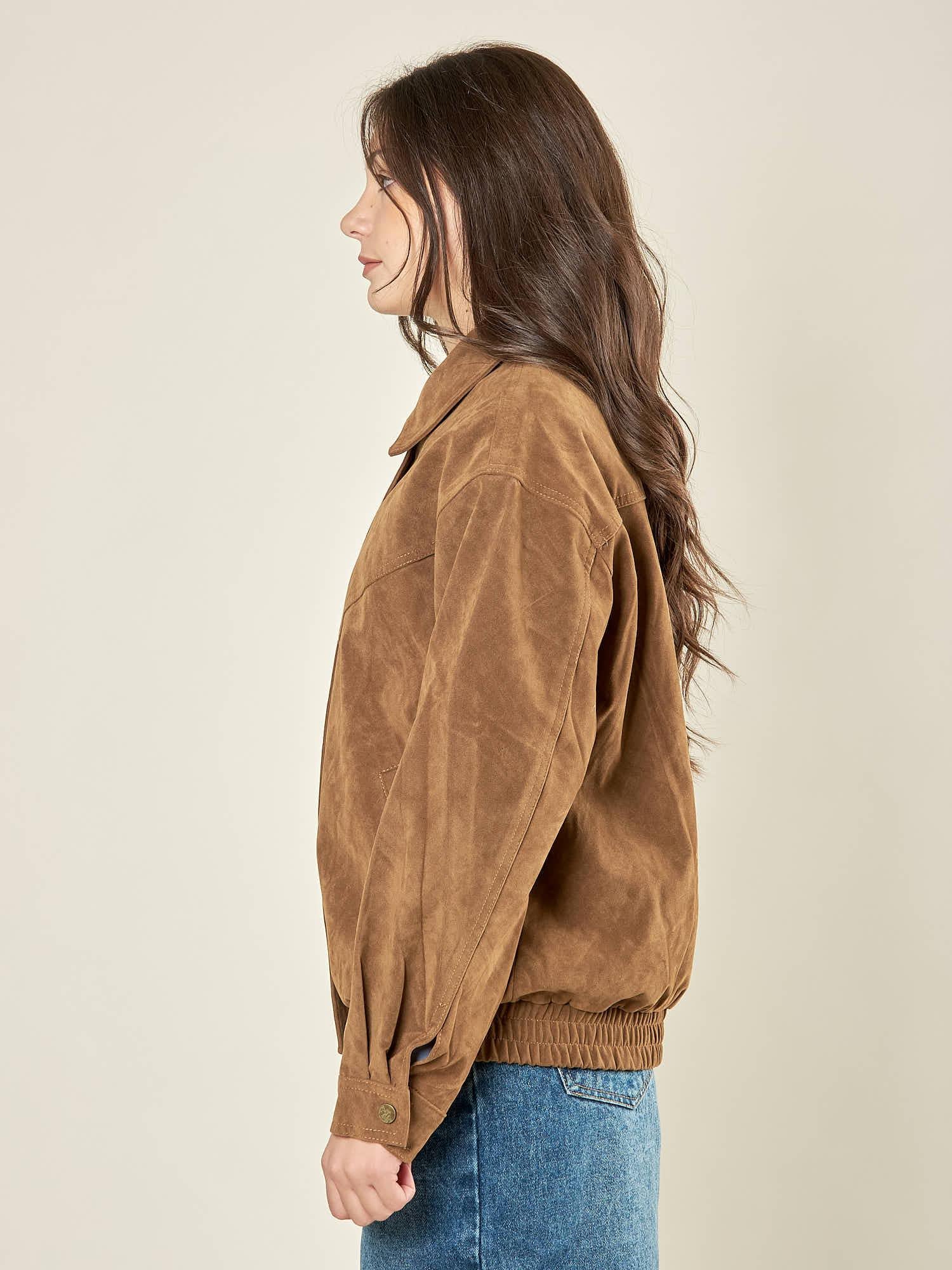 Bomber donna effetto scamosciato. Zip frontale, tasche a filetto e collo a camicia. HM2513 CAMEL FORGET-ME-NOT