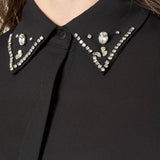 Camicia donna in georgette con pietre sul colletto. Abbottonatura coperta da fintone. CA003166 NERO ARTIGLI