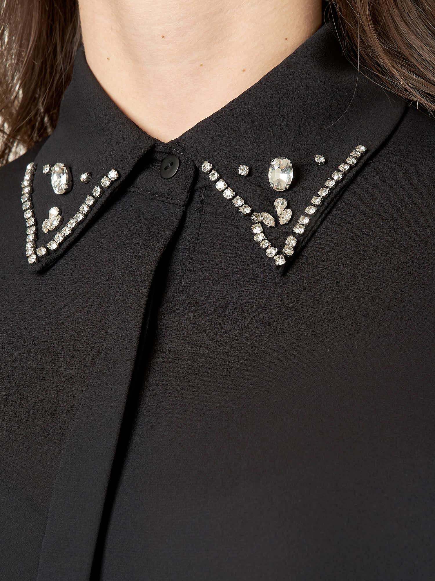 Camicia donna in georgette con pietre sul colletto. Abbottonatura coperta da fintone. CA003166 NERO ARTIGLI