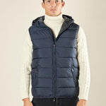 Gilet da uomo trapuntato con cappuccio e tasche con zip. Comfort, stile e protezione in ogni stagione. DM9610 BLU DATCH