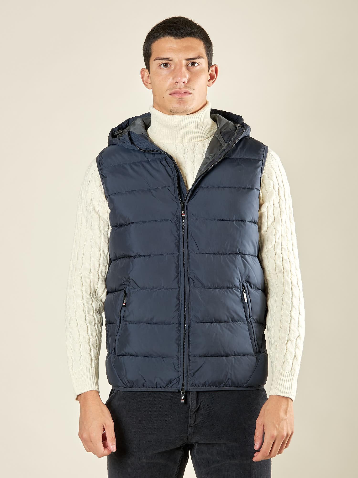 Gilet da uomo trapuntato con cappuccio e tasche con zip. Comfort, stile e protezione in ogni stagione. DM9610 BLU DATCH