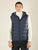 Gilet da uomo trapuntato con cappuccio e tasche con zip. Comfort, stile e protezione in ogni stagione.