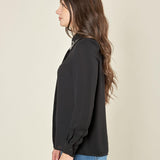 Camicia donna in georgette con pietre sul colletto. Abbottonatura coperta da fintone. CA003166 NERO ARTIGLI