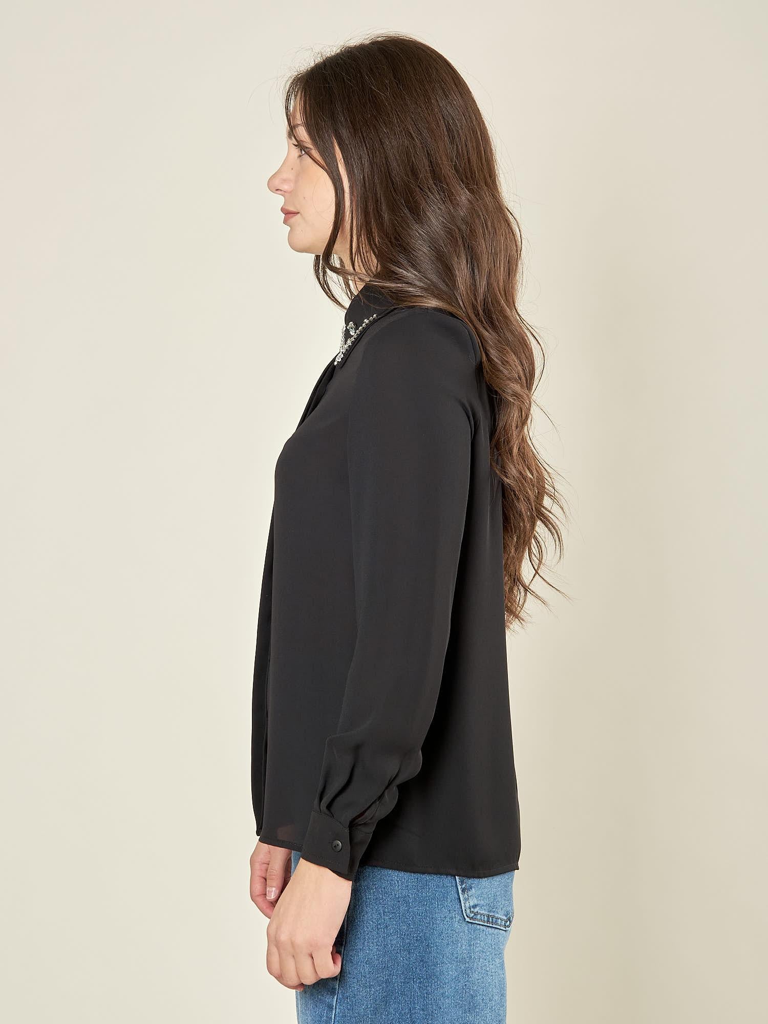 Camicia donna in georgette con pietre sul colletto. Abbottonatura coperta da fintone. CA003166 NERO ARTIGLI