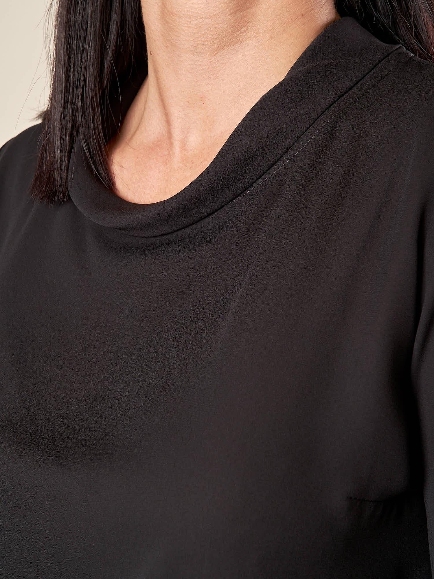 Blusa Donna Curvy Manica Lunga con Scollo a Barca e Risvolto  Vestibilità Svasata ed Elastico sui Polsi. F551YBFKIKI NERO Lizalù