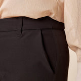 Pantalone Donna Curvy in tessuto tecnico con spacchetto e bottone oro. F299YBFALIDA NERO Lizalù