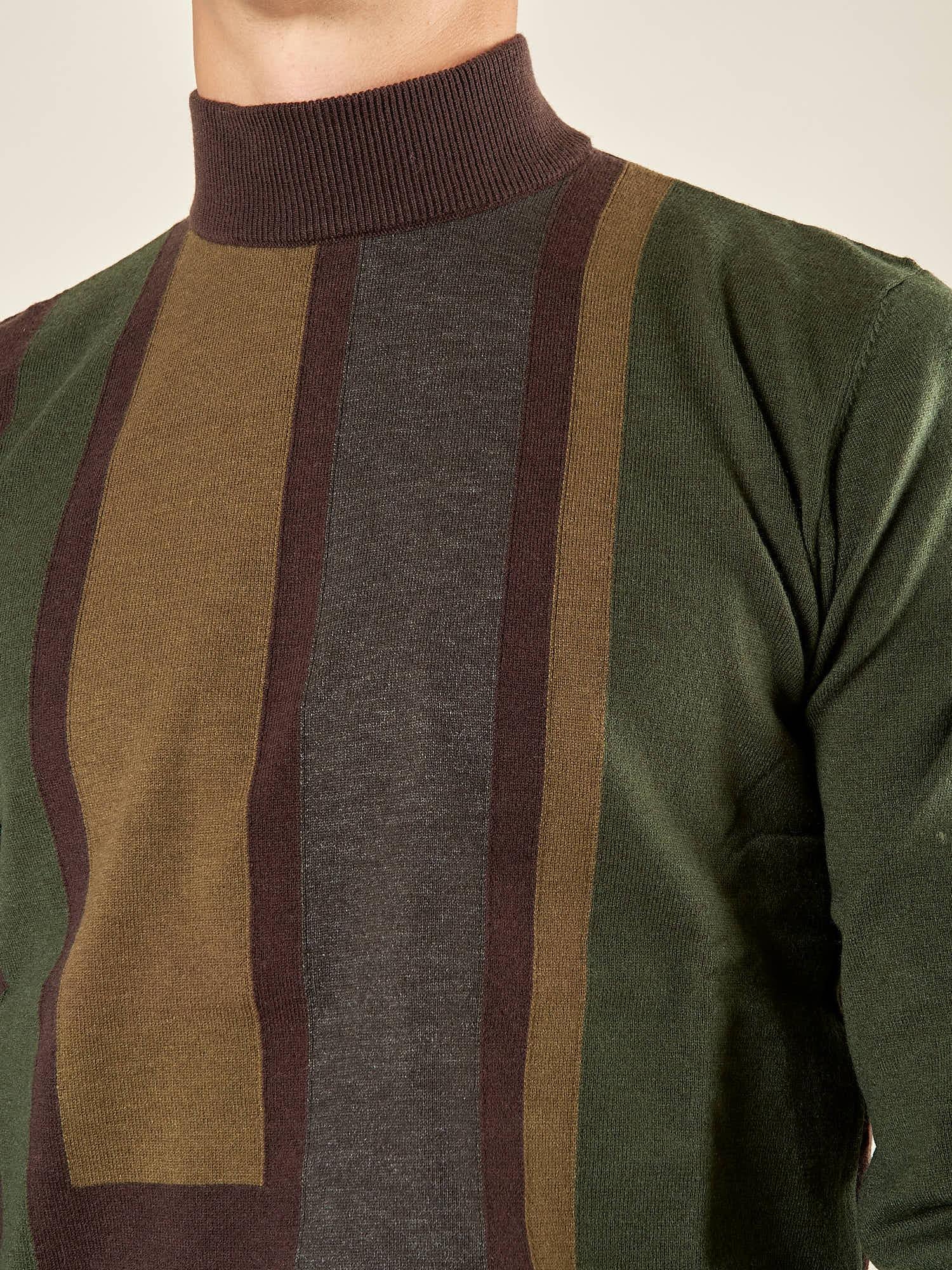Maglia invernale da uomo in misto viscosa con collo lupetto e righe verticali. Calda, elegante e confortevole, perfetta per look casual o raffinati. MI3174H MORO HAMAKI-HO