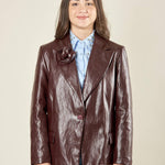 Giacca donna monopetto in ecopelle. Petto a lancia con fiore tono su tono e tasca a pattina. GI003613 BORDEAUX ARTIGLI