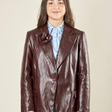 Giacca donna monopetto in ecopelle. Petto a lancia con fiore tono su tono e tasca a pattina. GI003613 BORDEAUX ARTIGLI