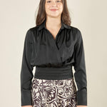 Blusa donna in raso ad incrocio. Collo a camicia e bustino con pieghe sovrapposte. BL003346 NERO ARTIGLI