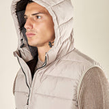 Gilet da uomo trapuntato con cappuccio e tasche con zip. Comfort, stile e protezione in ogni stagione. DM9610 MOON GREY DATCH