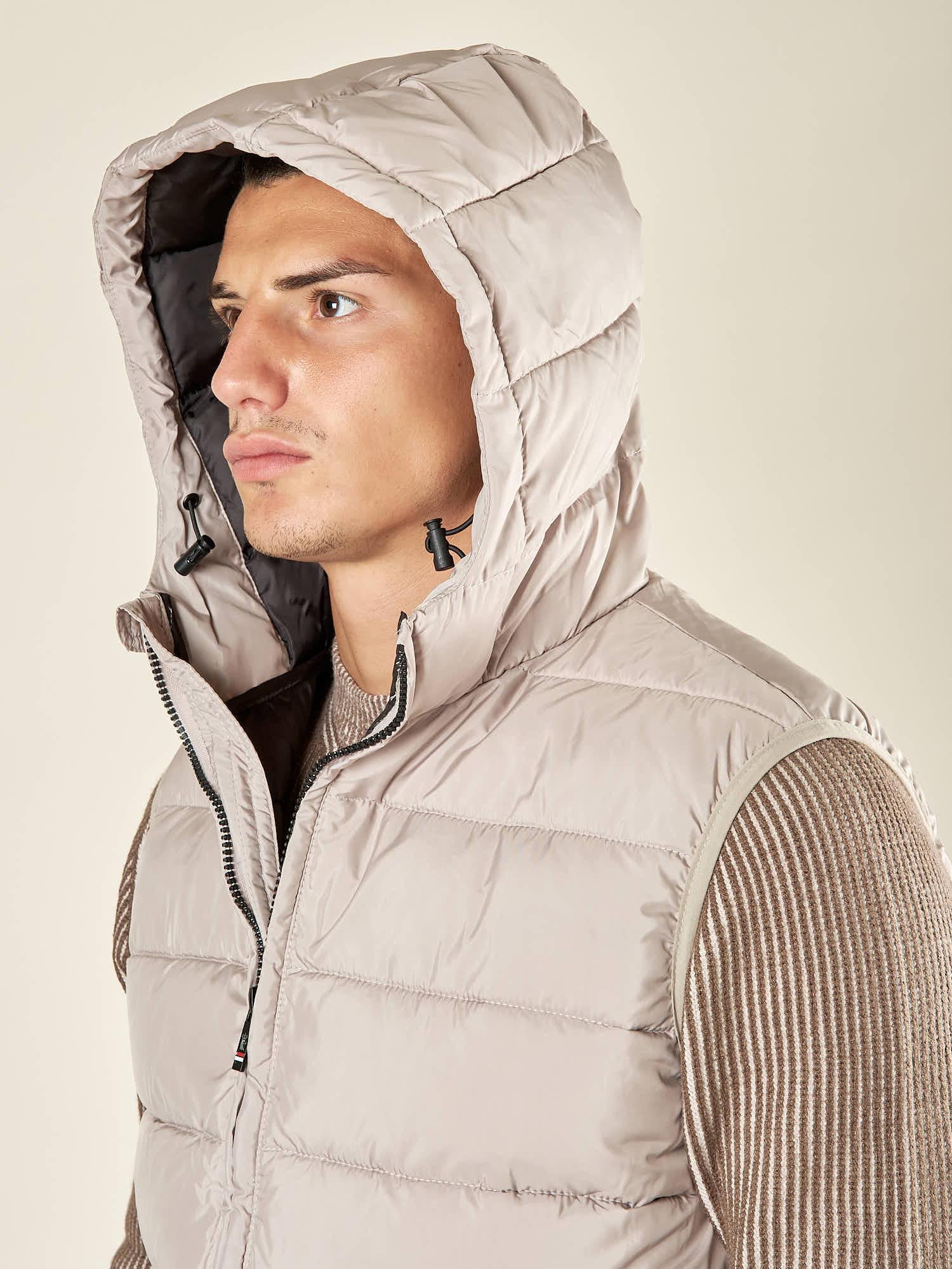 Gilet da uomo trapuntato con cappuccio e tasche con zip. Comfort, stile e protezione in ogni stagione. DM9610 MOON GREY DATCH