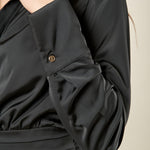 Blusa donna in raso ad incrocio. Collo a camicia e bustino con pieghe sovrapposte. BL003346 NERO ARTIGLI