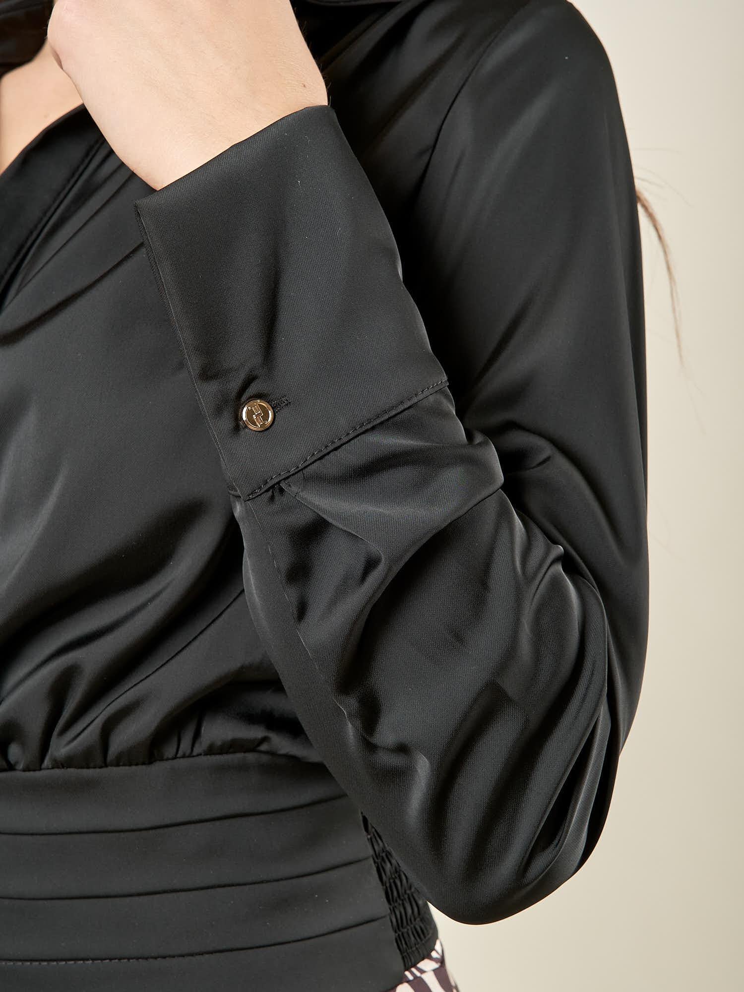 Blusa donna in raso ad incrocio. Collo a camicia e bustino con pieghe sovrapposte. BL003346 NERO ARTIGLI