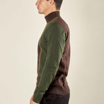 Maglia invernale da uomo in misto viscosa con collo lupetto e righe verticali. Calda, elegante e confortevole, perfetta per look casual o raffinati. MI3174H MORO HAMAKI-HO