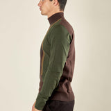 Maglia invernale da uomo in misto viscosa con collo lupetto e righe verticali. Calda, elegante e confortevole, perfetta per look casual o raffinati. MI3174H MORO HAMAKI-HO