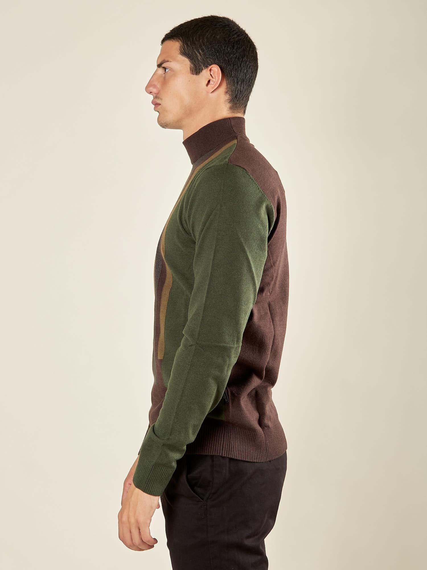 Maglia invernale da uomo in misto viscosa con collo lupetto e righe verticali. Calda, elegante e confortevole, perfetta per look casual o raffinati. MI3174H MORO HAMAKI-HO