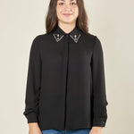 Camicia donna in georgette con pietre sul colletto. Abbottonatura coperta da fintone. CA003166 NERO ARTIGLI