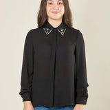 Camicia donna in georgette con pietre sul colletto. Abbottonatura coperta da fintone. CA003166 NERO ARTIGLI