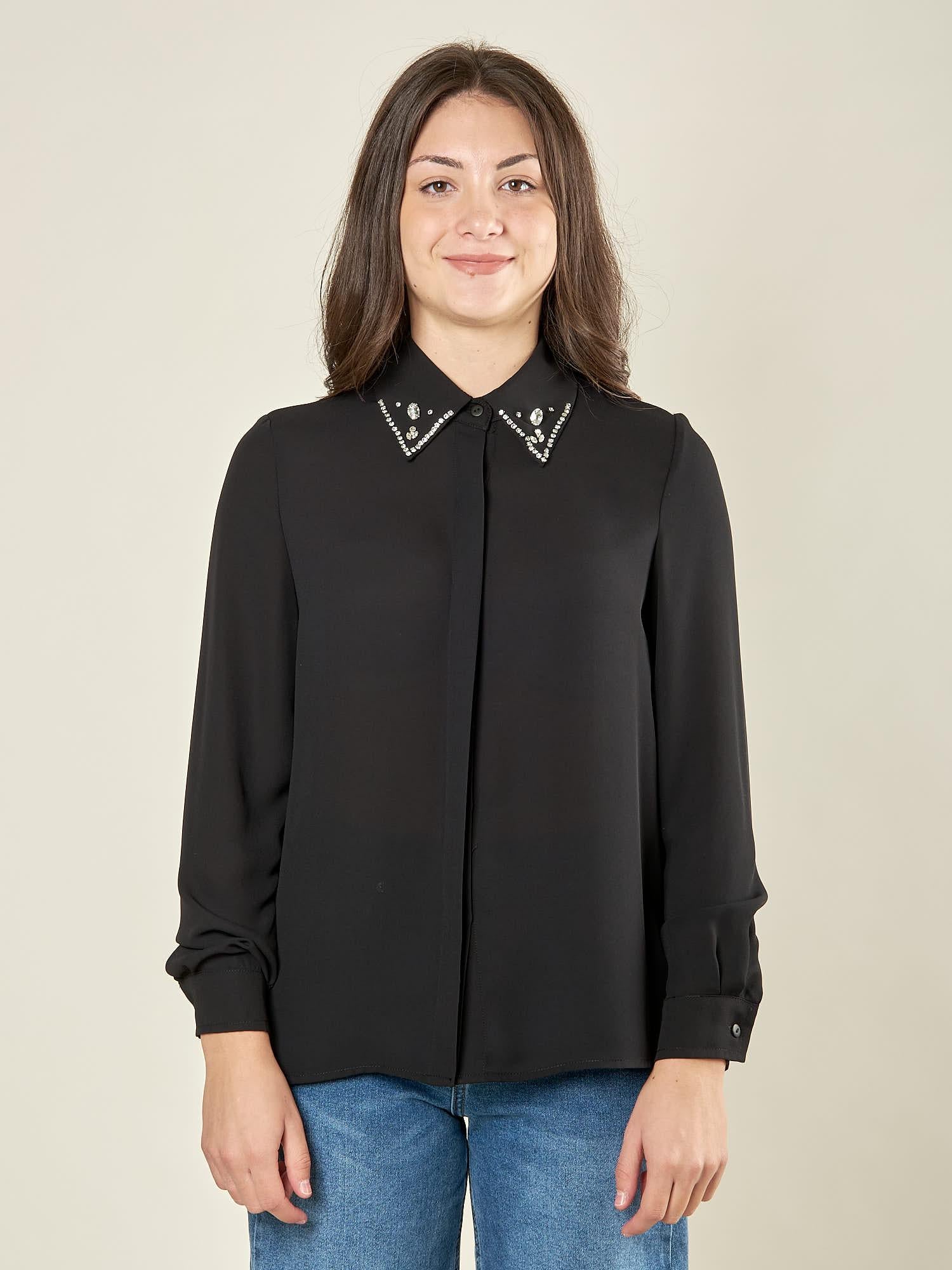 Camicia donna in georgette con pietre sul colletto. Abbottonatura coperta da fintone. CA003166 NERO ARTIGLI