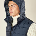 Gilet da uomo trapuntato con cappuccio e tasche con zip. Comfort, stile e protezione in ogni stagione. DM9610 BLU DATCH