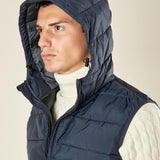 Gilet da uomo trapuntato con cappuccio e tasche con zip. Comfort, stile e protezione in ogni stagione. DM9610 BLU DATCH