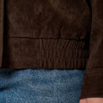 Bomber donna effetto scamosciato. Zip frontale, tasche a filetto e collo a camicia. HM2513 MARRONE FORGET-ME-NOT