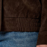 Bomber donna effetto scamosciato. Zip frontale, tasche a filetto e collo a camicia. HM2513 MARRONE FORGET-ME-NOT