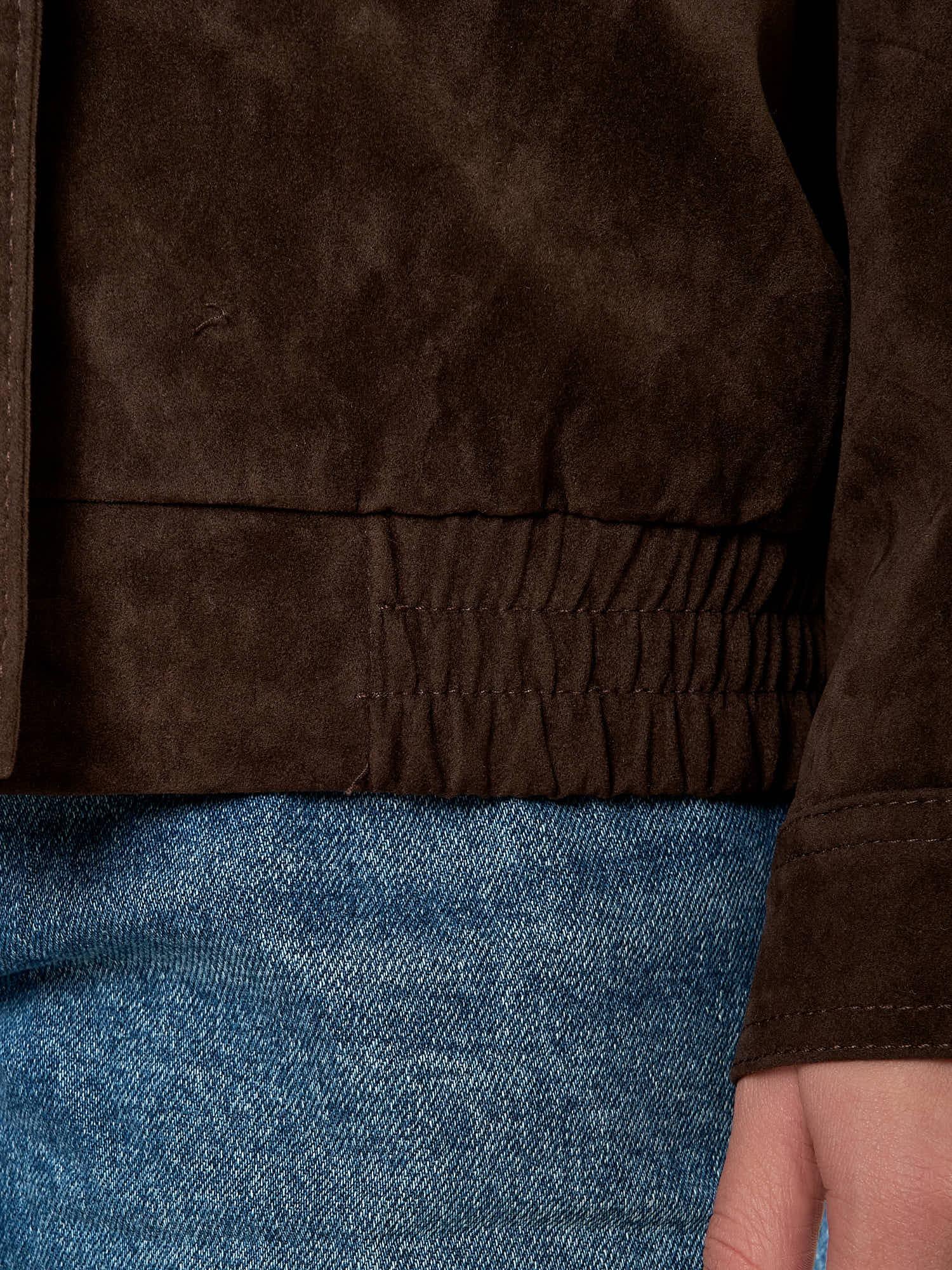 Bomber donna effetto scamosciato. Zip frontale, tasche a filetto e collo a camicia. HM2513 MARRONE FORGET-ME-NOT